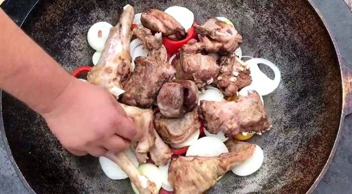 Тушкована баранина з овочами в казані вважаю, що